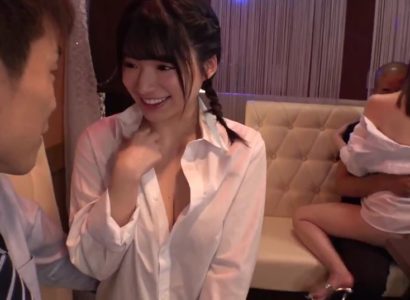 Kiều nữ xinh đẹp ở quán bar