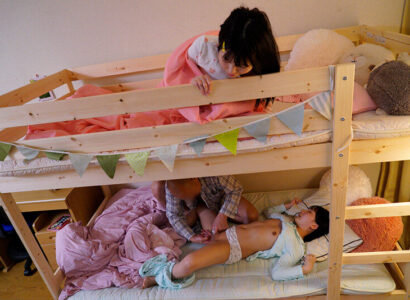 Ông chú đồi bại đến nhà chơi nữa đêm mò vào phòng 2 cô cháu gái - JAV HD Video | Javhay