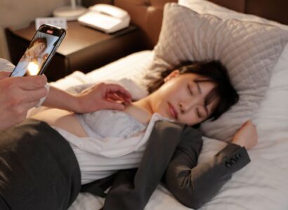 Chuyến công tác với kẻ nổi tiếng quấy rối ở công ty, cô gái bị chuốc thuốc ngủ - JAV HD Video | Javhay