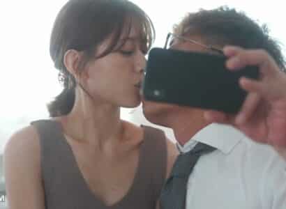 Thấy vợ hơi lạ, chồng xem điện thoại vợ và thấy cảnh làm tình với sếp của mình - JAV HD Video | Javhay